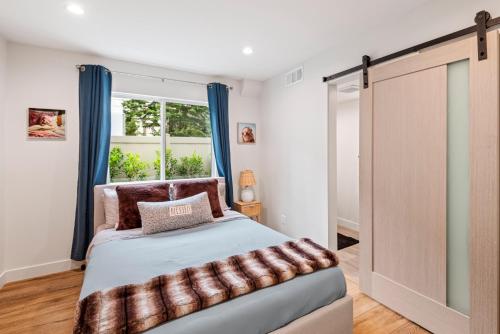 Stylish Sherman Oaks Townhouse 3bed + 3.5bath All Master Suites in Los Angeles, USA
