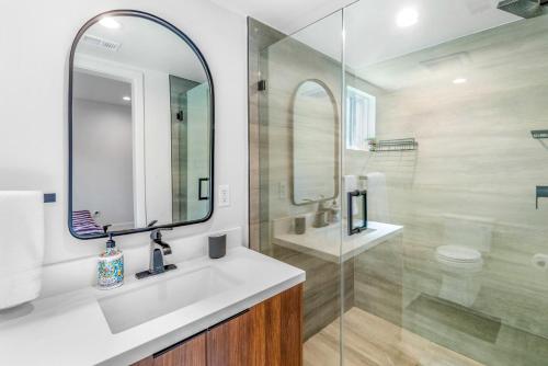 Stylish Sherman Oaks Townhouse 3bed + 3.5bath All Master Suites detail