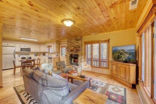 New Listing 4BD3BA Pine Haven Getaway in Newland, USA