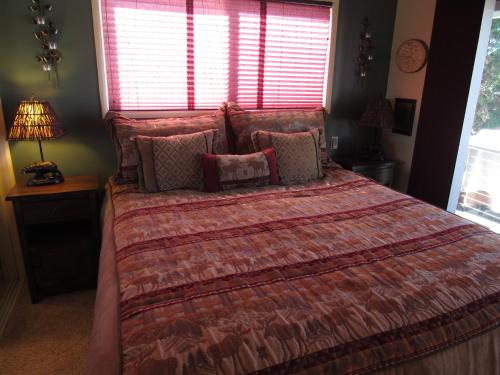 Smith Lakefront Hideaway - image 2