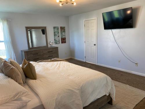 Newley Remodel 5 - Bedroom Home Sleeps 16