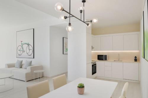 Larger Two Bedroom Apartment, 1 King, 1 Queen, City View image 2