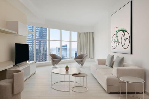 Larger Two Bedroom Apartment, 1 King, 1 Queen, City View image 3