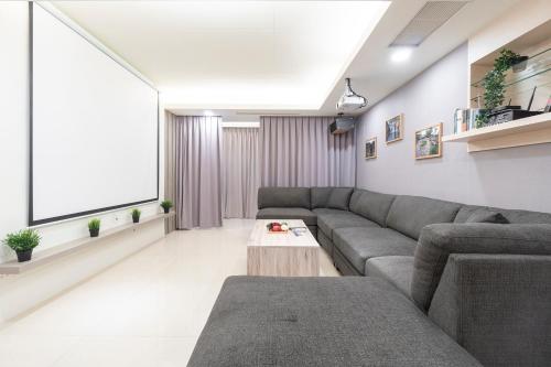 3B2b Warm Cinema Home 4 Min to Xinyi Anhe MRT 三房二衛 投影機 4分到信義安和站