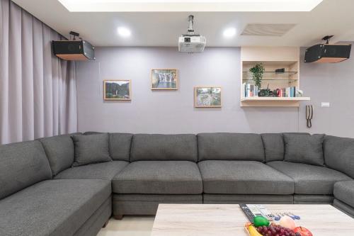 3B2b Warm Cinema Home 4 Min to Xinyi Anhe MRT 三房二衛 投影機 4分到信義安和站