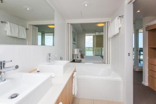 Lanai Riverside Apartments photo 2