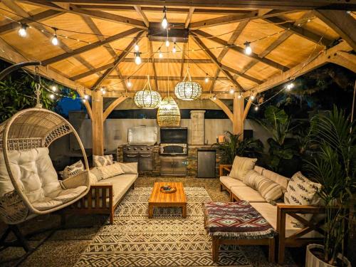 Casita Hosum: Modern WFH Garden Suite w/ Gazebo Outdoor Kitchen & BBQ