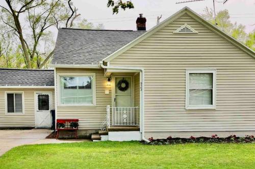 Cozy Neutral Farmhouse, Coffee provided, Relaxation optional