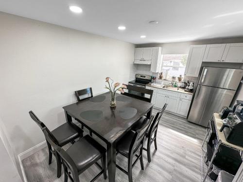 Vacay Spot Wynwood Peaceful 2 BBQs Patio vibes, Prime LOC! 6 blocks away from Bars, Nite Clubs, Res, Shops in Miami, USA