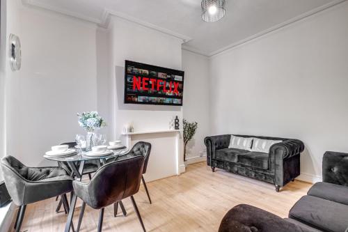 Solace Nights - Large Modern House - 4 Bedrooms - Near M6 & Spaghetti Junction - Fast WiFi - Netflix, Birmingham (foto 7)