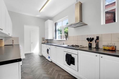 Solace Nights - Large Modern House - 4 Bedrooms - Near M6 & Spaghetti Junction - Fast WiFi - Netflix, Birmingham (foto 5)