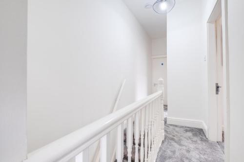 Solace Nights - Large Modern House - 4 Bedrooms - Near M6 & Spaghetti Junction - Fast WiFi - Netflix, Birmingham (foto 9)