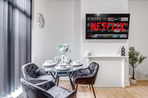 Solace Nights - Large Modern House - 4 Bedrooms - Near M6 & Spaghetti Junction - Fast WiFi - Netflix, Birmingham (foto 10)