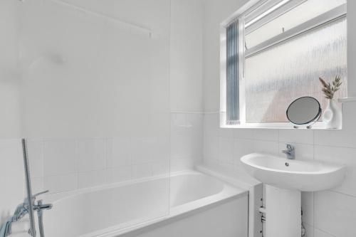 Solace Nights - Large Modern House - 4 Bedrooms - Near M6 & Spaghetti Junction - Fast WiFi - Netflix, Birmingham (foto 8)