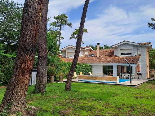 Villa with swimming pool 500 m from the beach