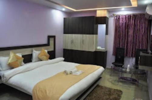 Hotel Vaishnavi Heights,Manjurahi