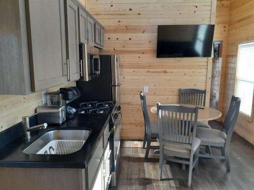 092 Star Gazing Tiny Home near Grand Canyon South Rim Sleeps 8