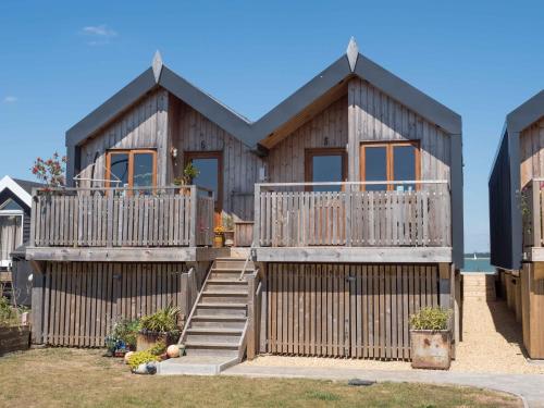 Little Tern, Beachside chalet 6, access to beach in Cowes West and Gurnard