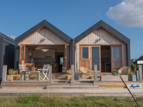 Little Tern, Beachside chalet 6, access to beach in Cowes West and Gurnard