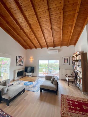 Mountain side oasis with view and pool