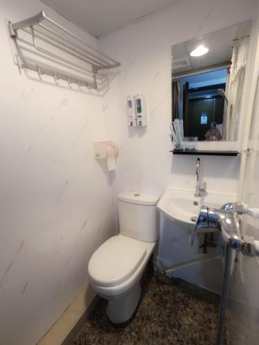 Standard Double Room image 3