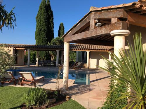 VILLA 4* avec PISCINE dans le bas du village de BORMES les MIMOSAS