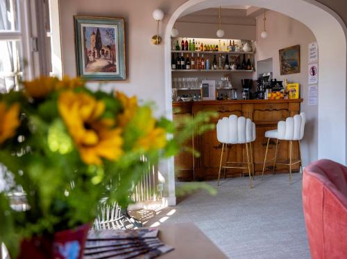 Hotel Provencal - image 2