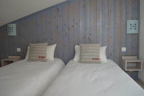 1 queen bed, 2 twin beds