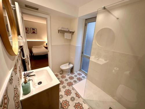 Twin Room with Private Bathroom image 9