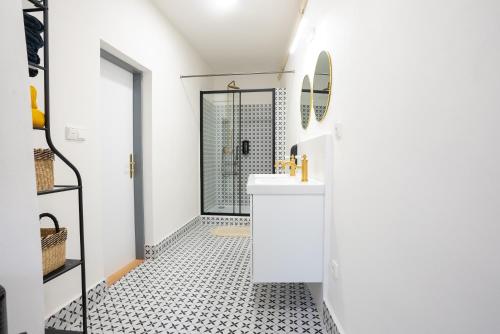 White Wolf House Hostel & Apartments in 프라하