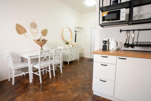White Wolf House Hostel & Apartments near สะพานชาร์ลส์