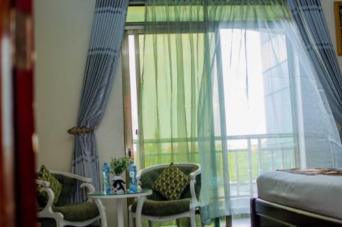 Executive Suite image 6