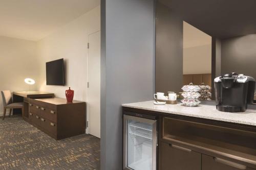 Deluxe King Room image 8