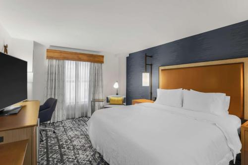 King Room with King Bed - Non-Smoking image 3