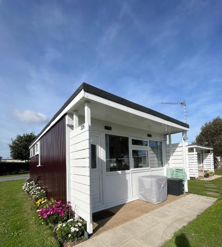 226, Sundowner Holiday Park, Hemsby - Two bed detached chalet, sleeps four, bed linen and towels included plus free WiFi - Pets welcome