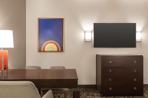 One-Bedroom Queen Suite with Bath Tub - Disability Access/Non-Smoking image 5