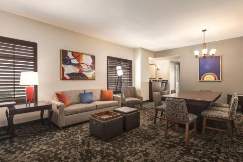 King Corner Suite with City View - Non-Smoking image 5