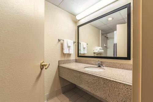 La Quinta by Wyndham Fairfield NJ - image 8
