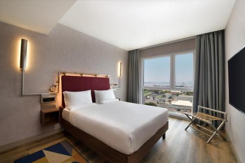Standard Queen Room with River View image 4