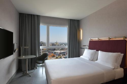 Standard Queen Room with City View image 7