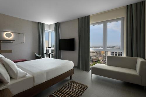 Executive Queen Room with Sofa Bed image 8