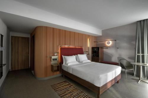 Standard Queen Room with City View image 6