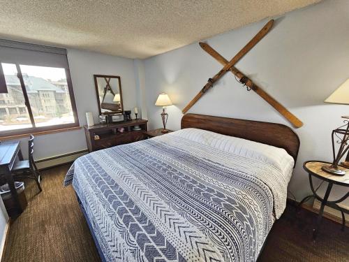 Village square large 1 bedroom. Center Village Copper Mountain Hot tub, Parking, walk to slopes