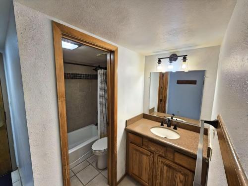 Village square large 1 bedroom. Center Village Copper Mountain Hot tub, Parking, walk to slopes