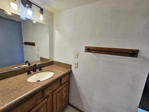 Village square large 1 bedroom. Center Village Copper Mountain Hot tub, Parking, walk to slopes