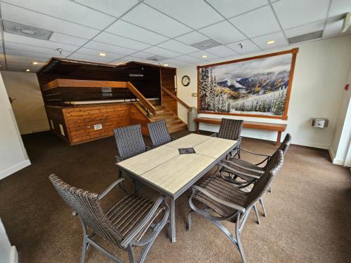 Village square large 1 bedroom. Center Village Copper Mountain Hot tub, Parking, walk to slopes