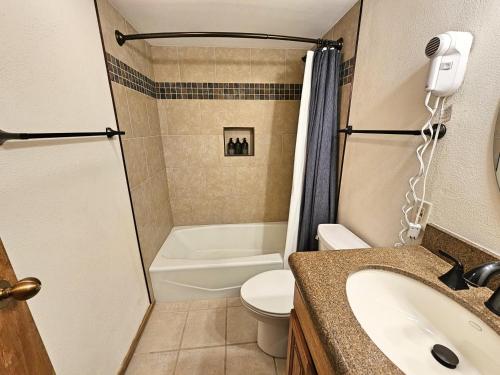 Village square large 1 bedroom. Center Village Copper Mountain Hot tub, Parking, walk to slopes