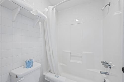 Charleston Creekside Inn image 19