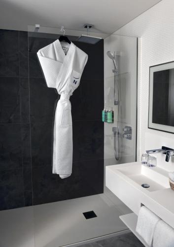 Standard Queen Room with City View image 5