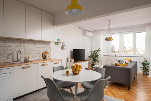 Modern 2BD Flat in Heart of Sofia with Workspace & AC by Flat Mаnager, Sofia